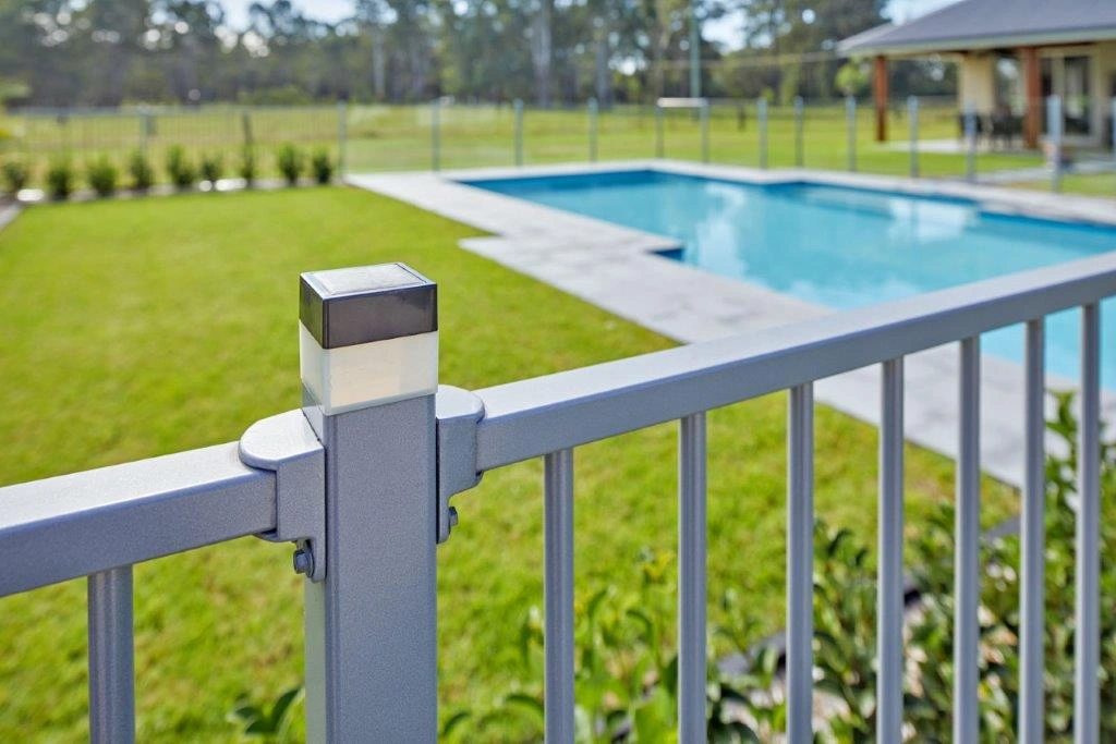 
								Aluminium pool railing