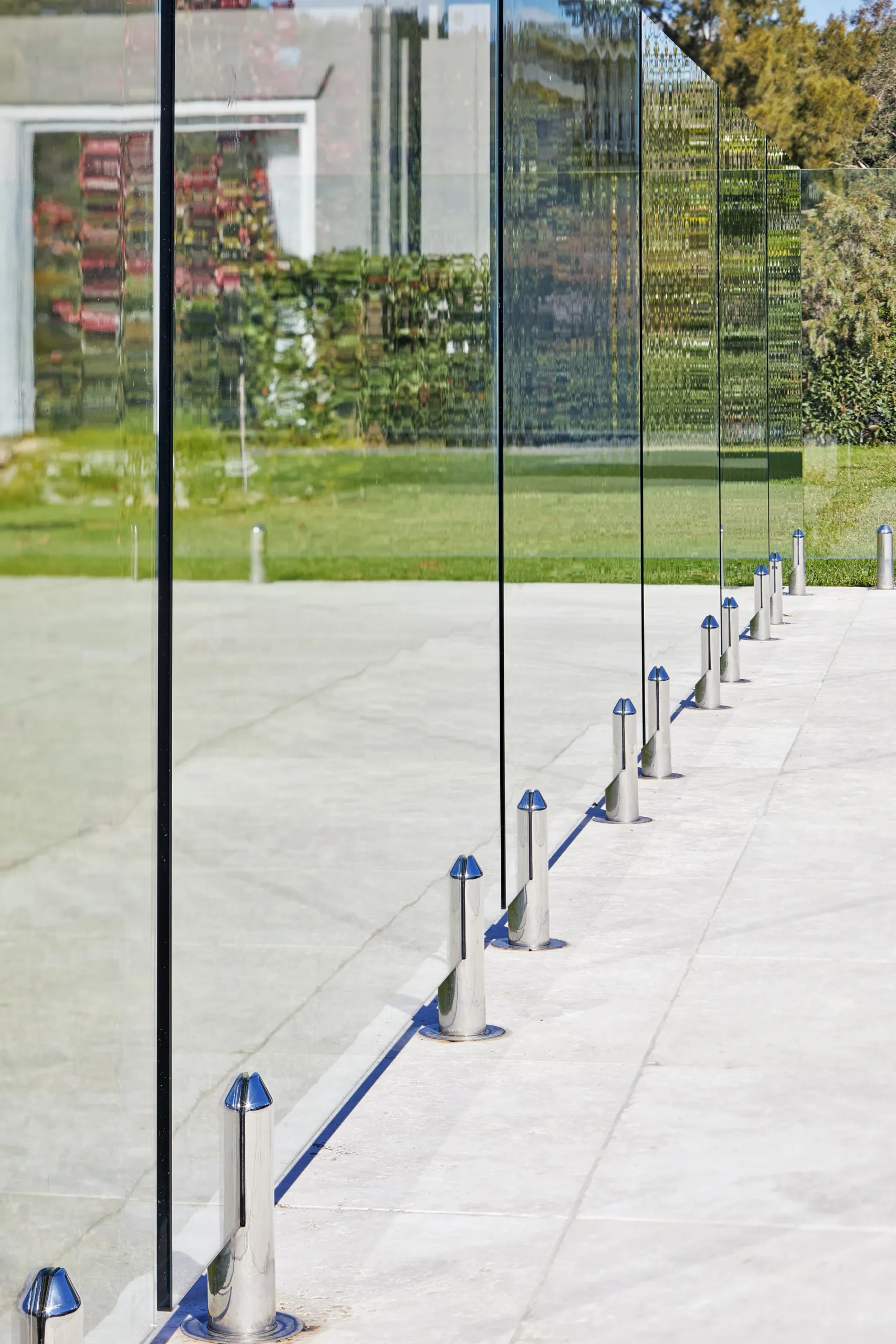 
								Frameless glass panels