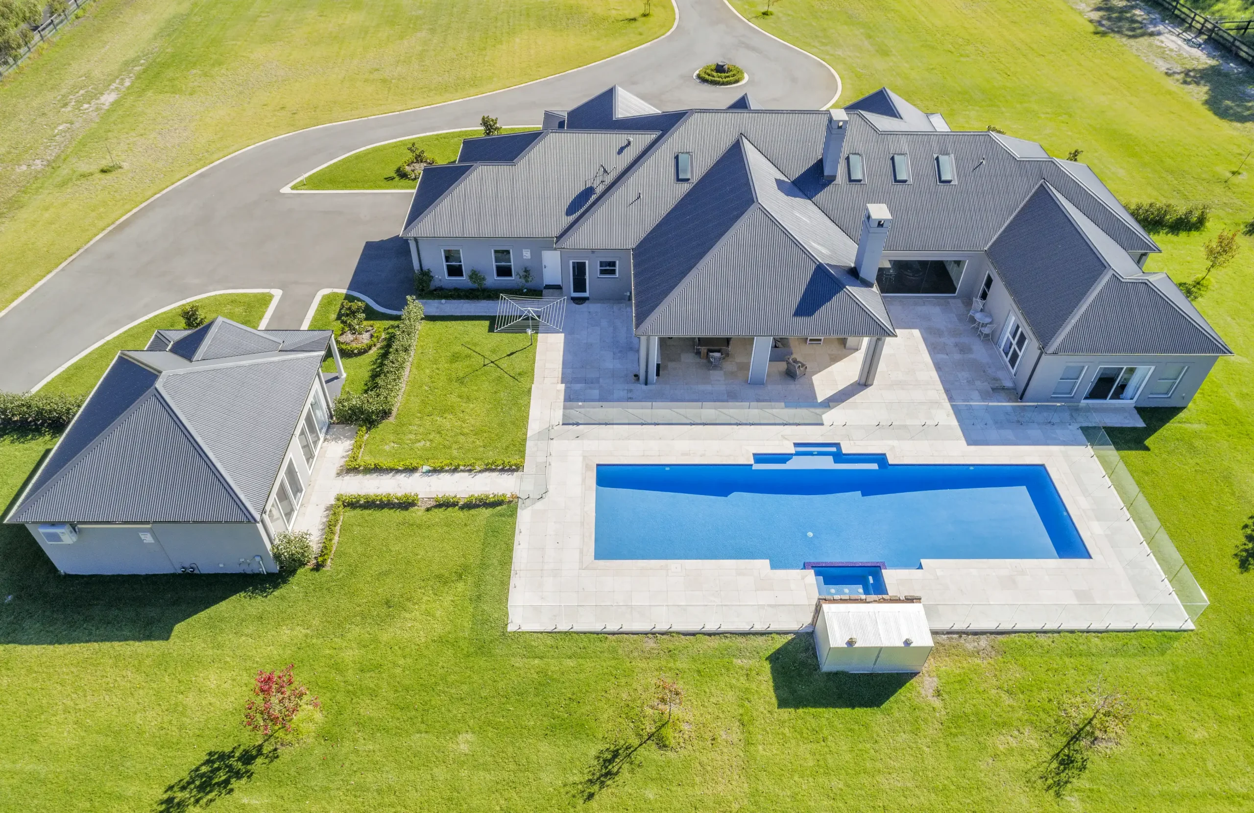 
								Frameless glass pool fencing for bunglow