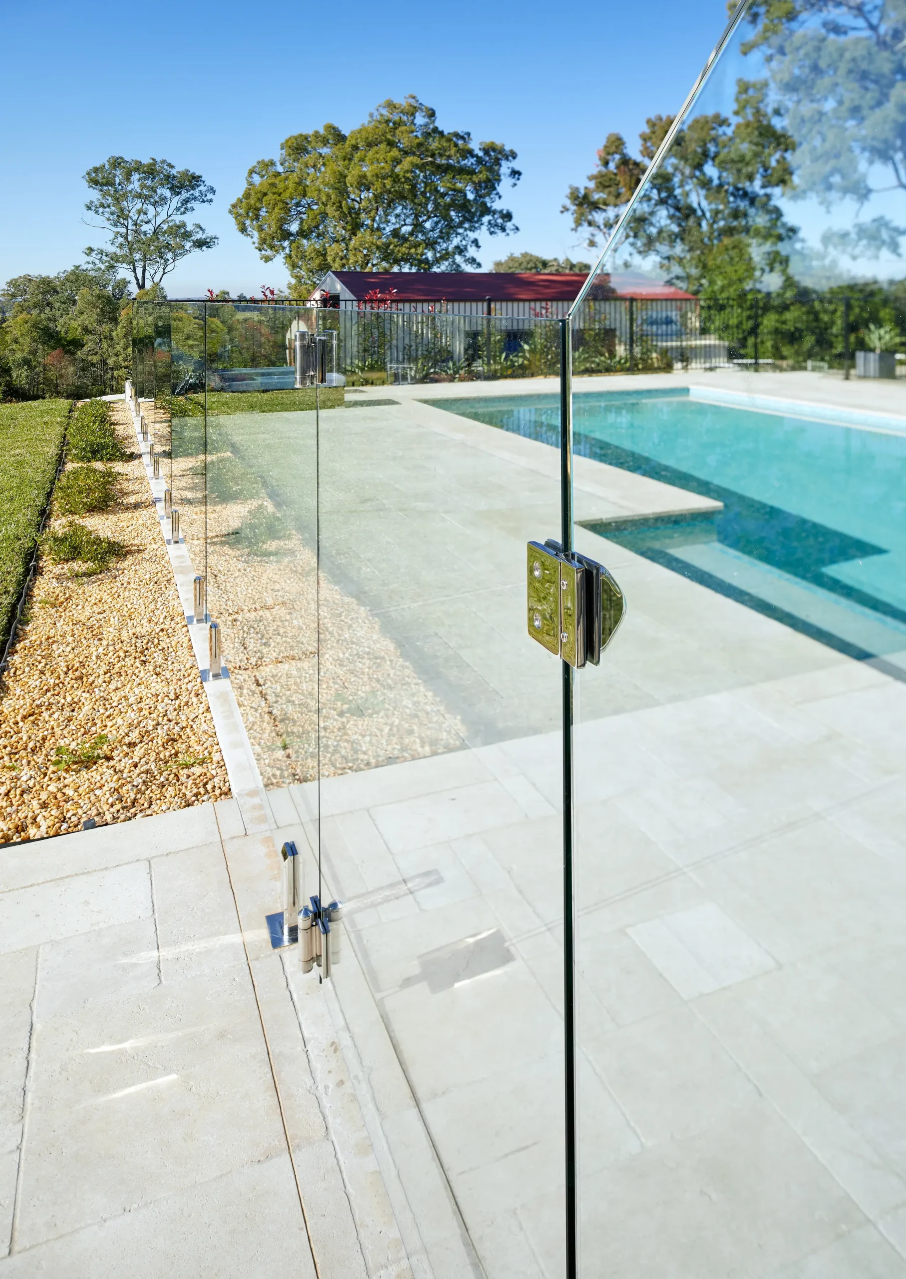 
								frameless glass pool fencing with hinges