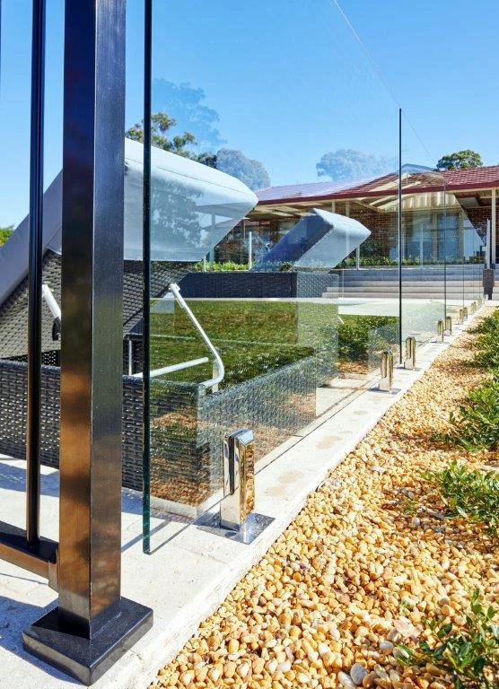 
								frameless glass pool railings