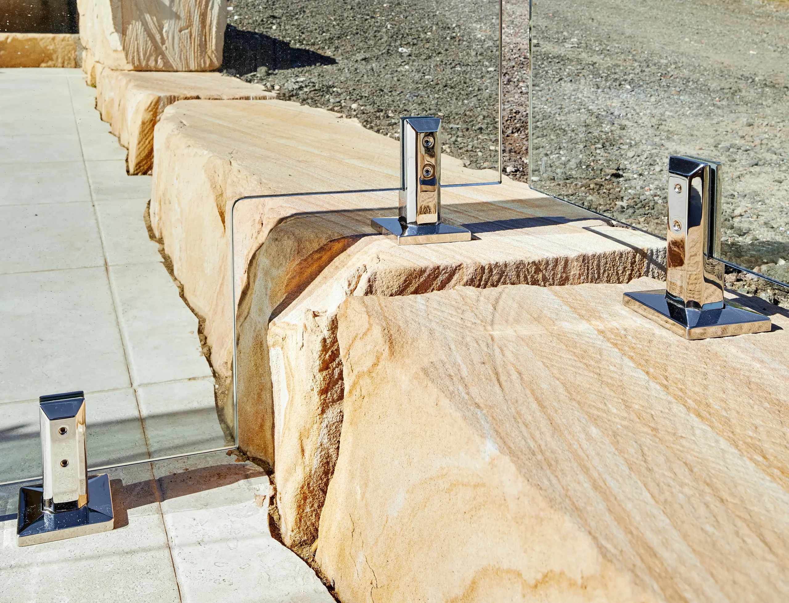 
								Frameless glass spigots