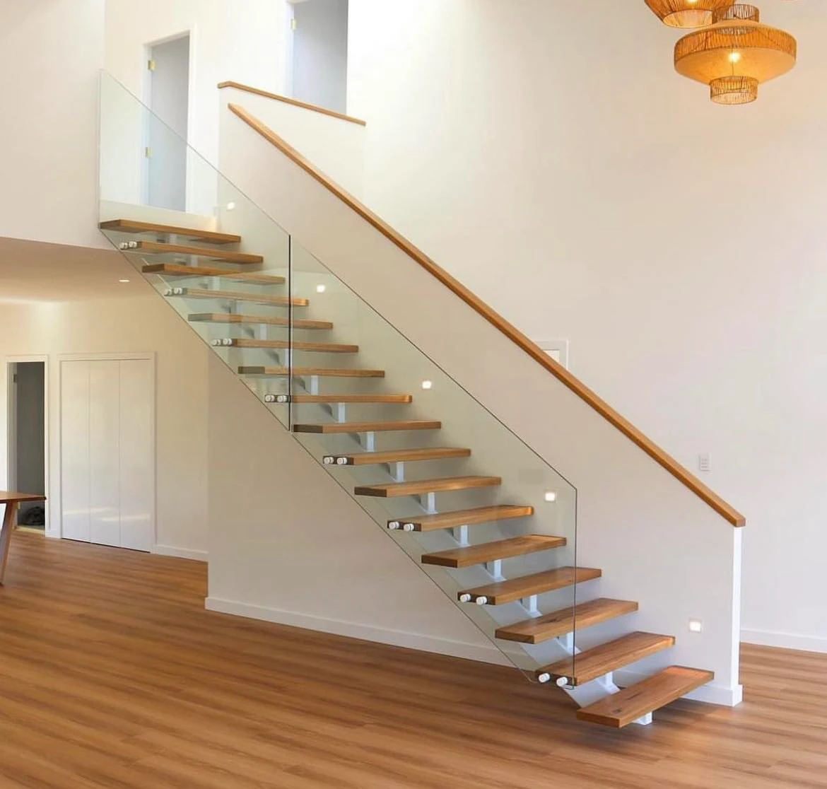 
								Frameless glass staircase
