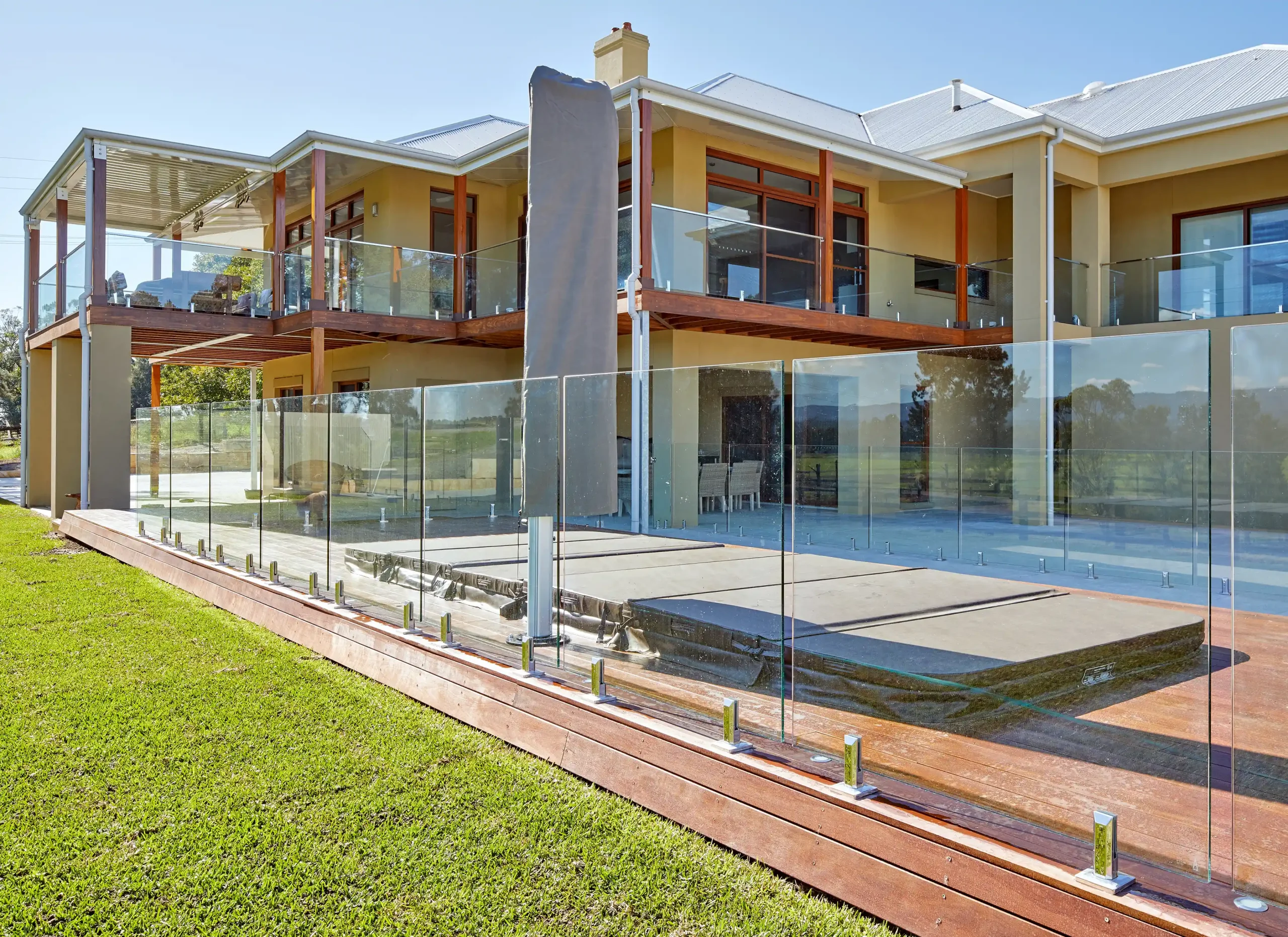 
								Frameless glazed balustrade
