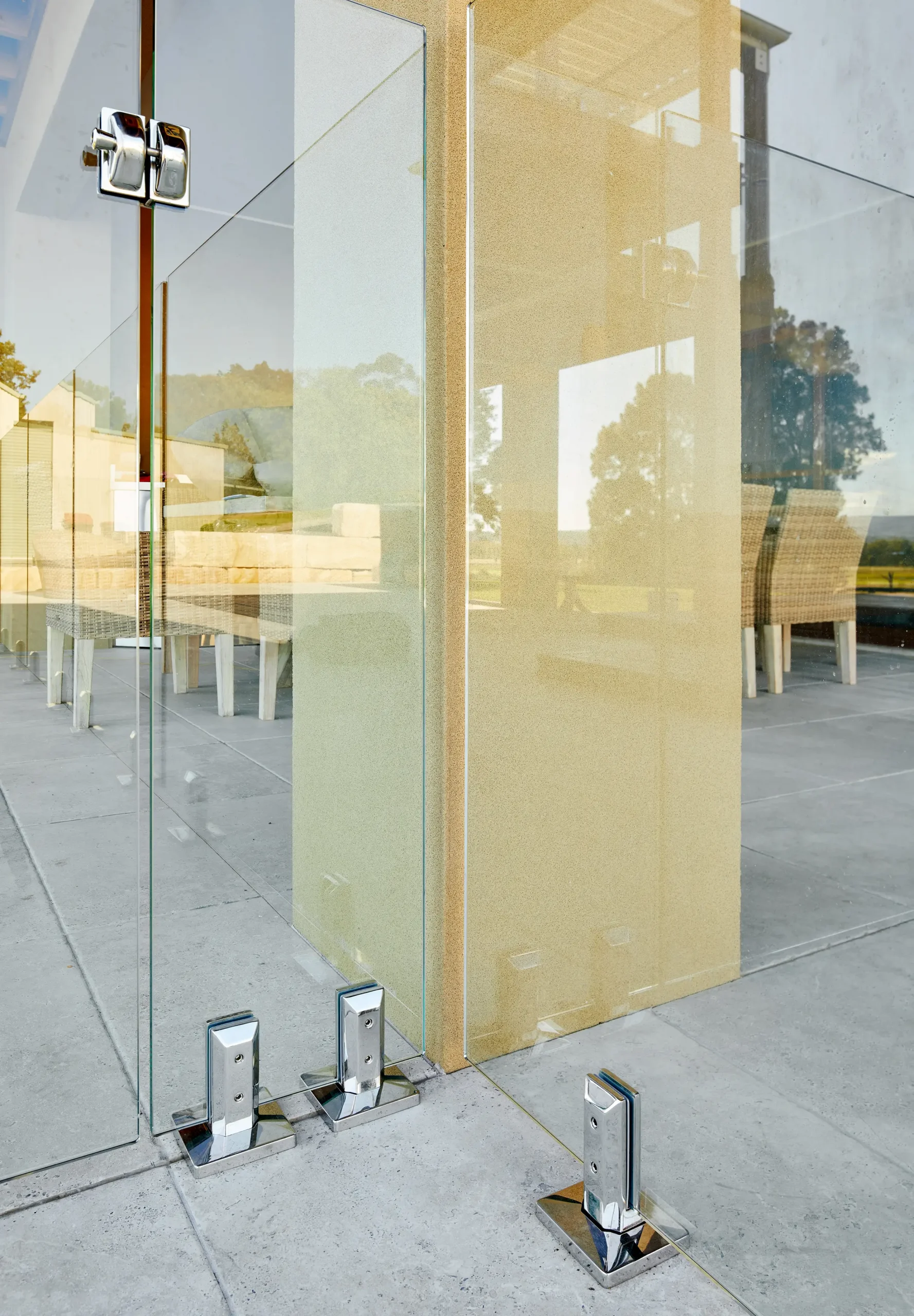 
								Glass balustrade spigots
