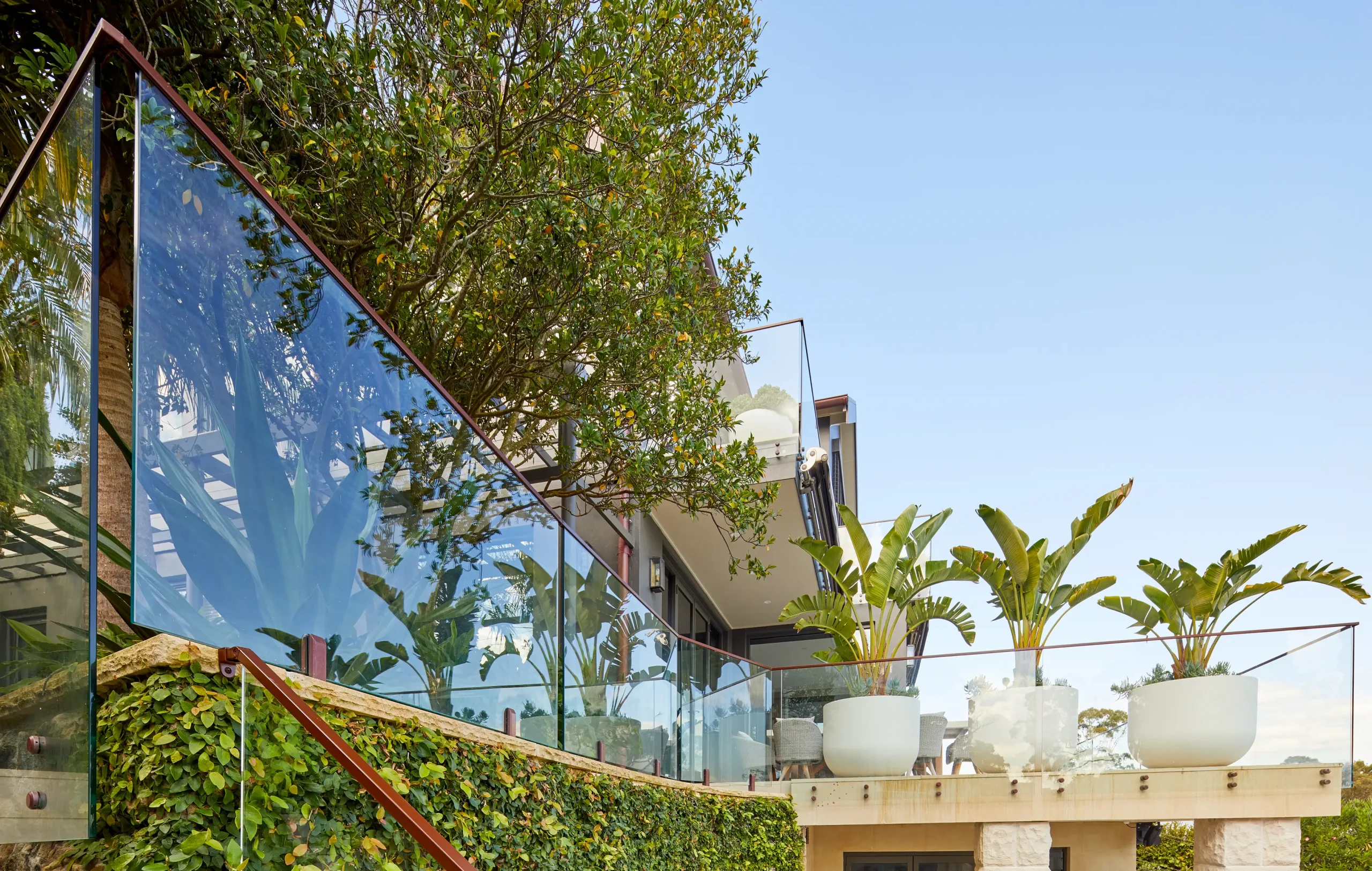 
								Glass balustrade with spigots standoff pins
