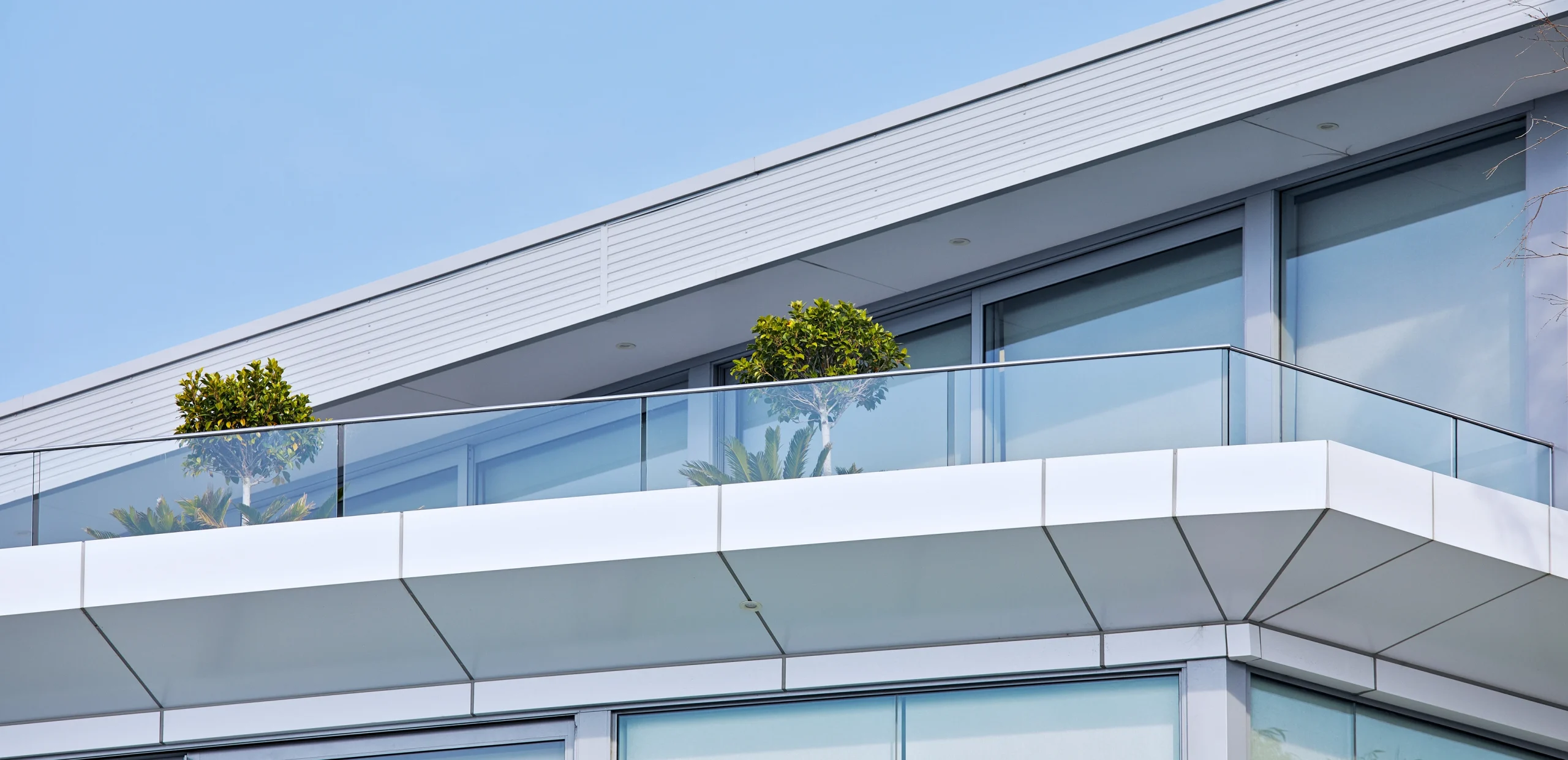 
								Glass balustrade with top fixed handrail
