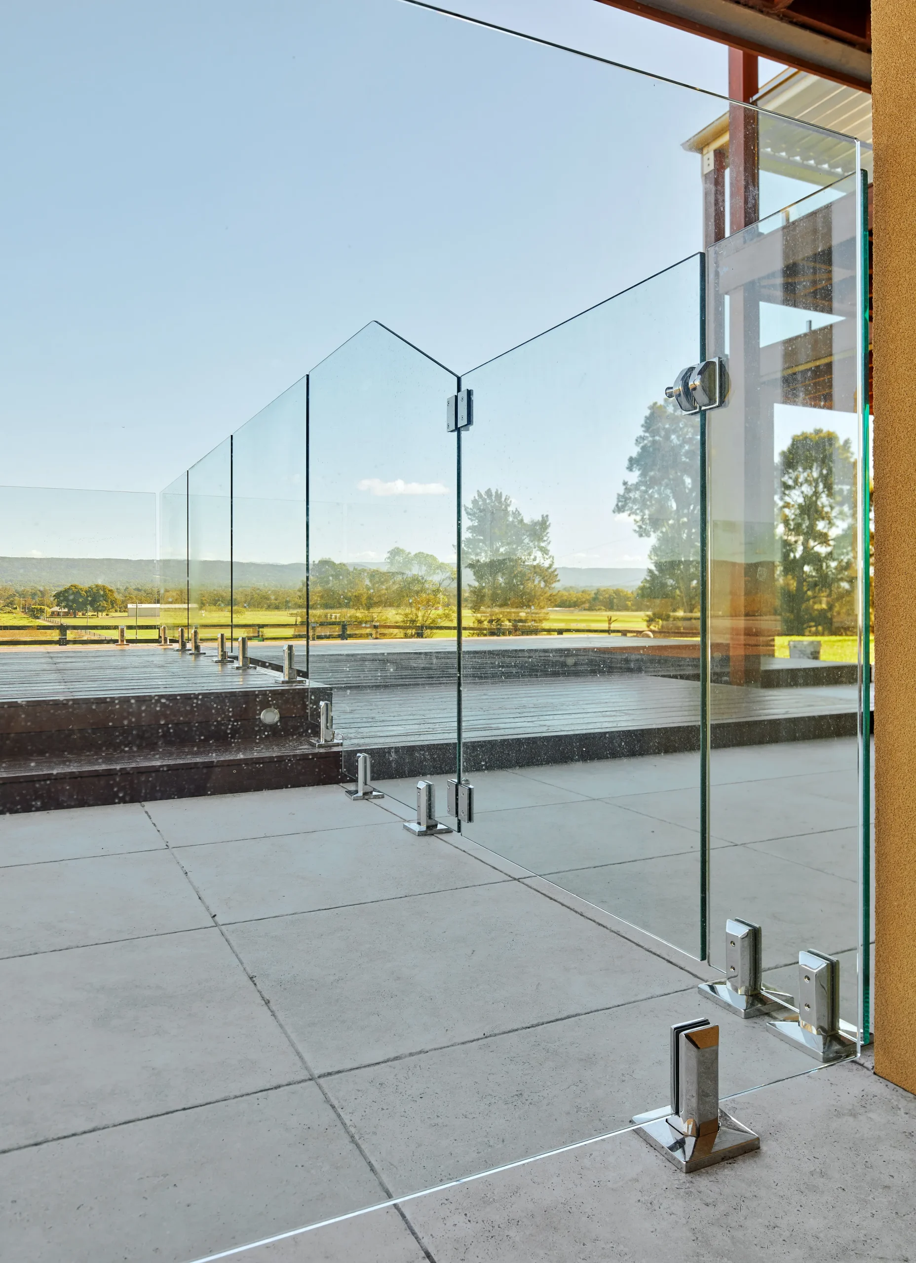 
								Glass channel balustrade
