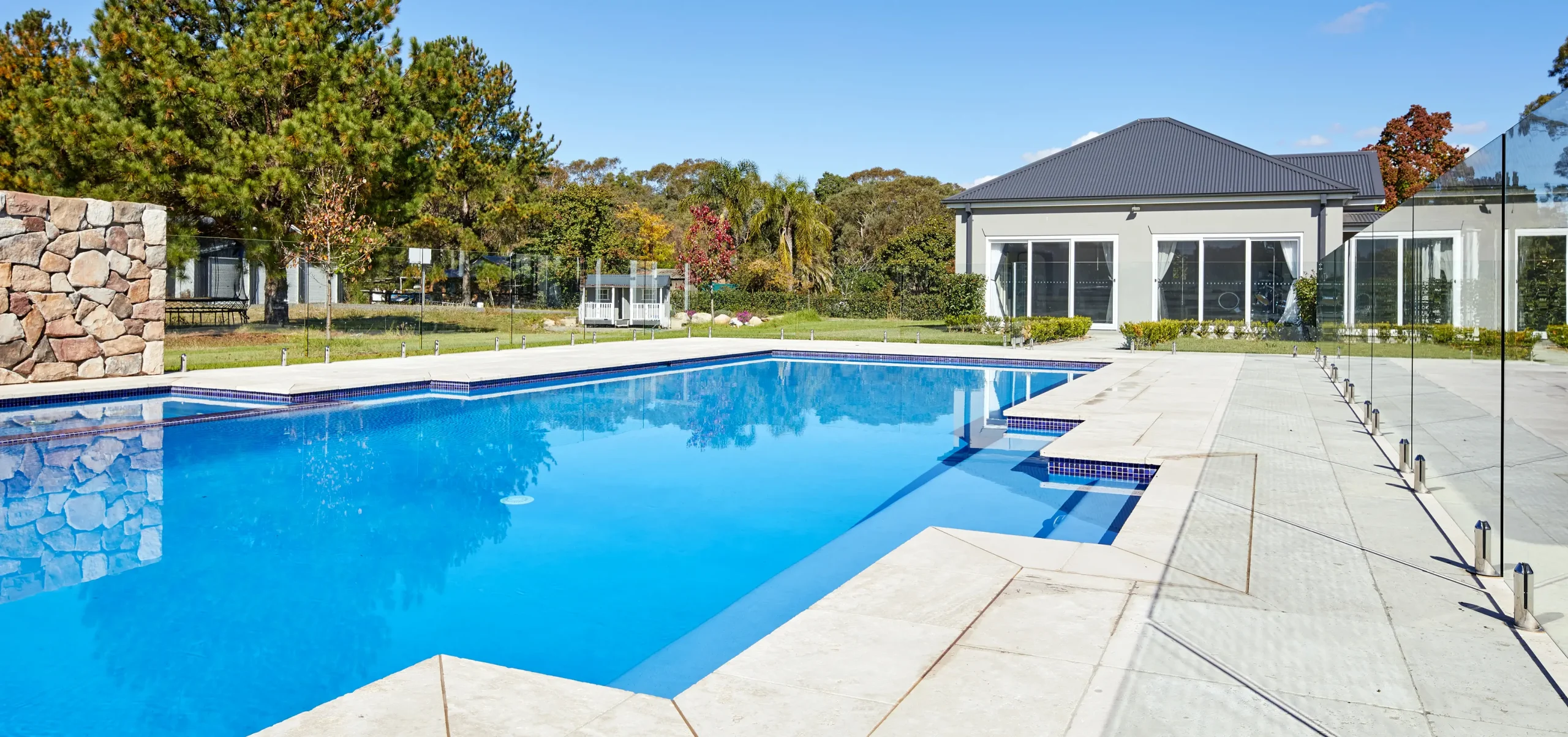 
								glass fencing for swimming pool