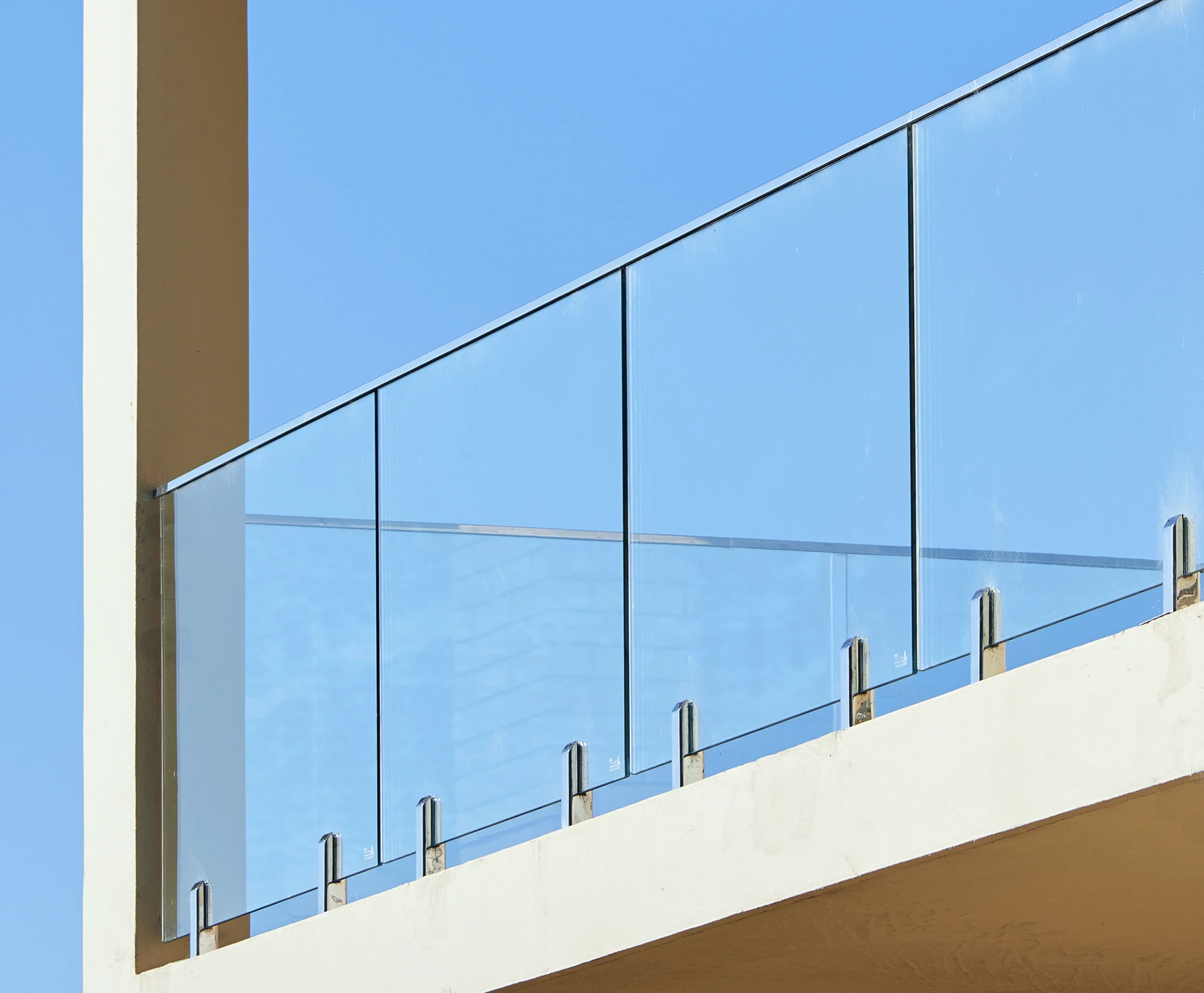 
								Glass panels with spigots railing