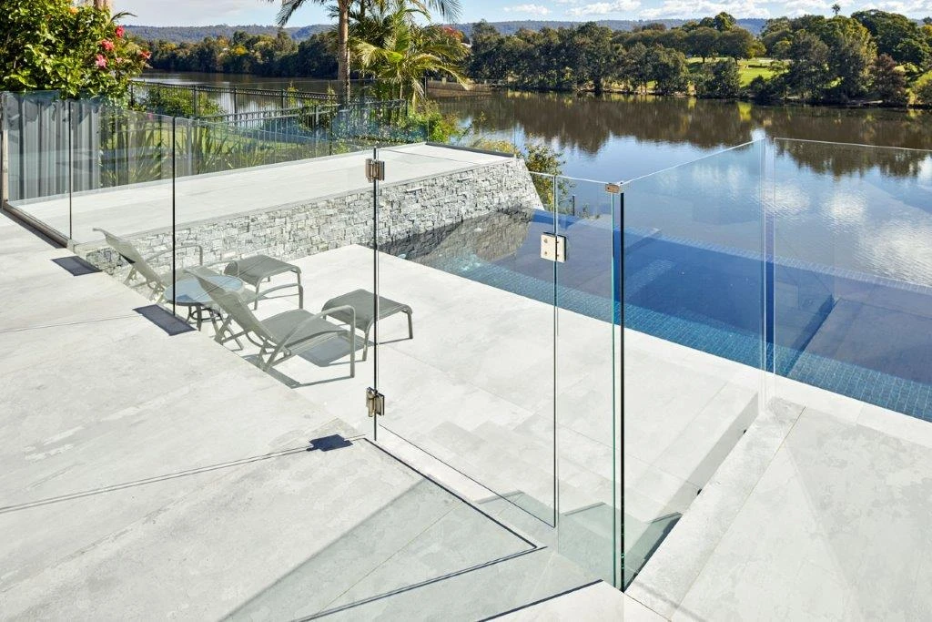 
								glass pool fencing with gate