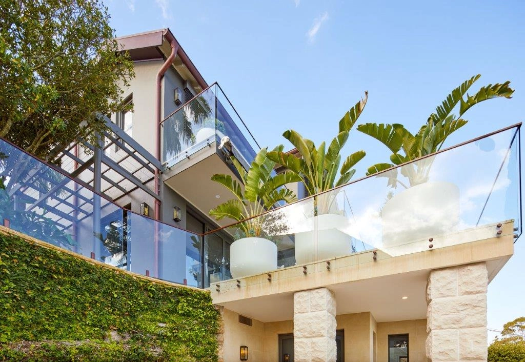 
								Home balustrades with standoff pins