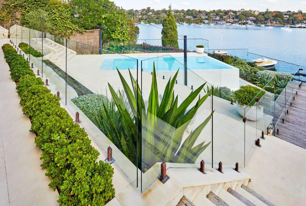 
								Outdoor frameless glass balustrade