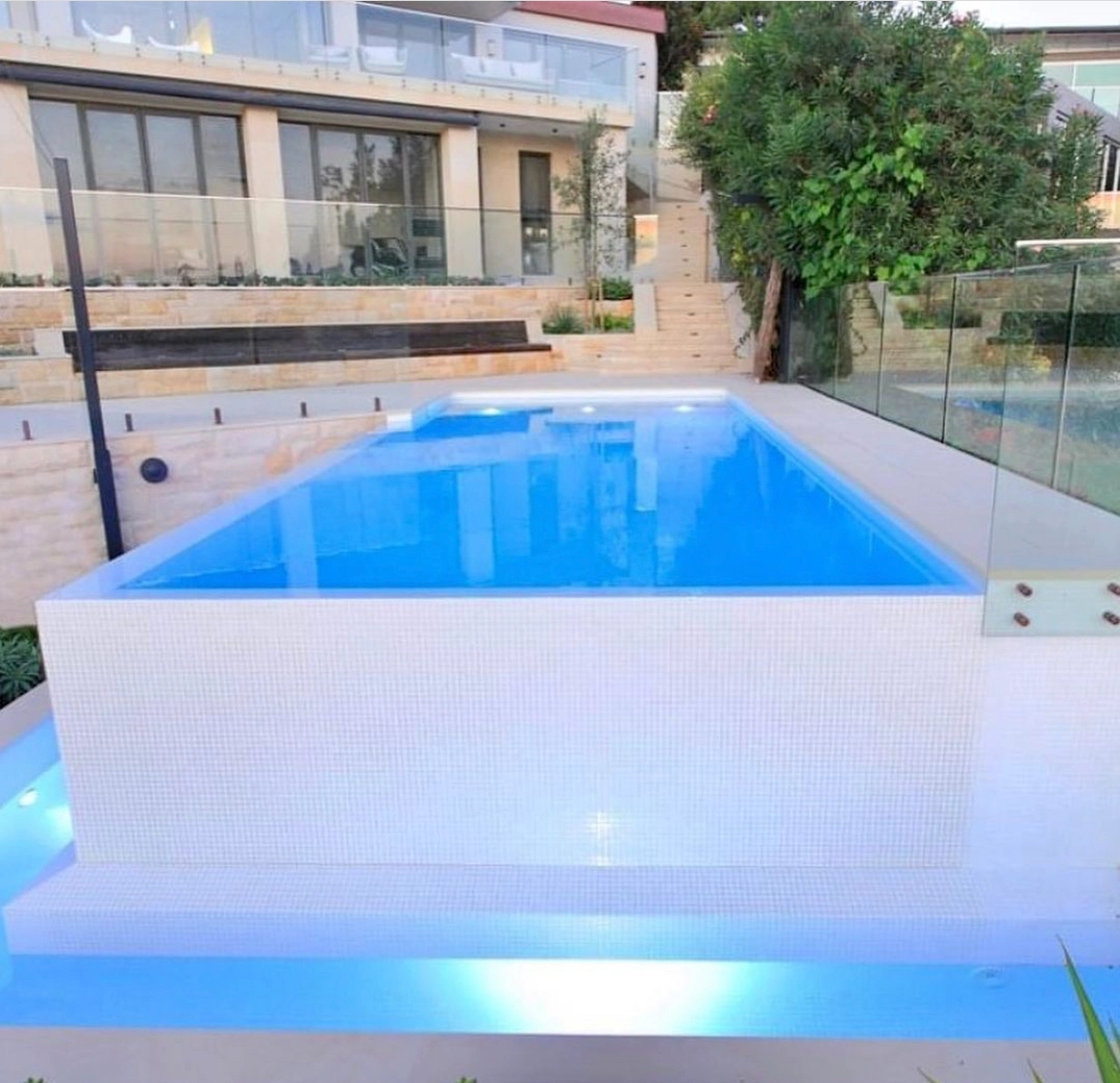 
								Pin fixed frameless glass pool fencing