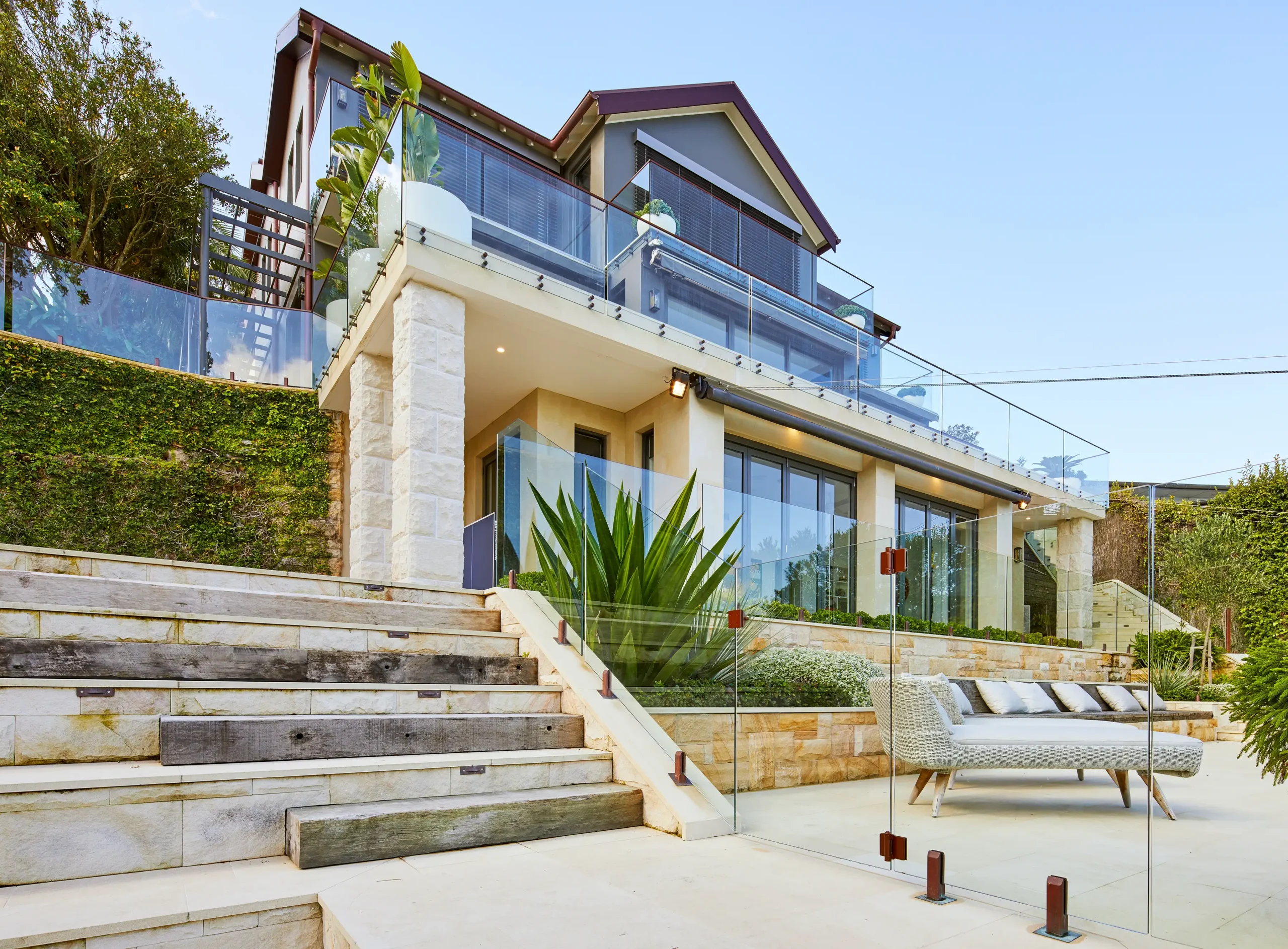 
								Seamless glass balcony
