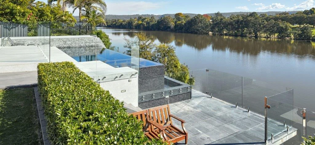 
								Seamless glass balustrade