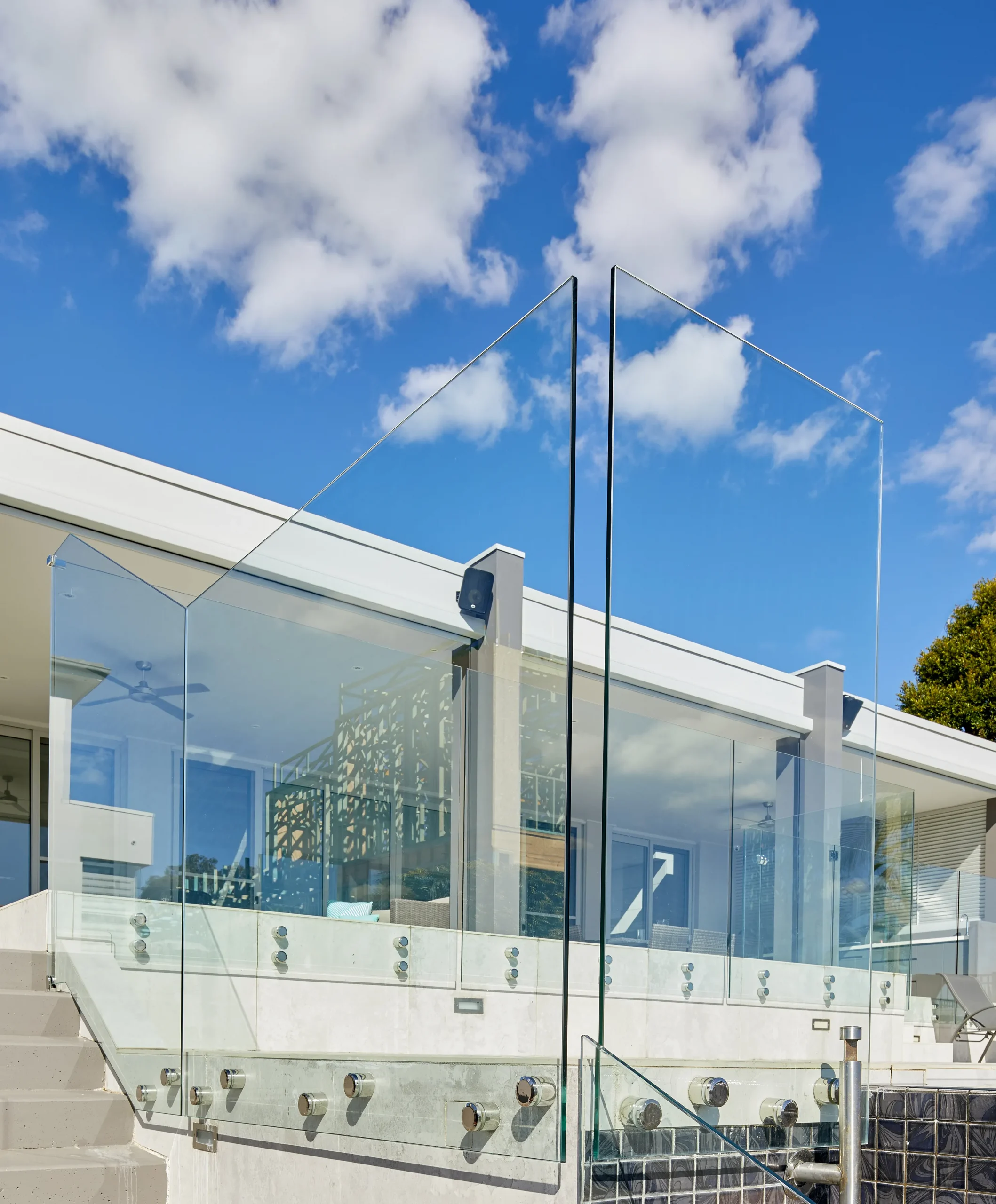 
								Side mounted glass balustrade