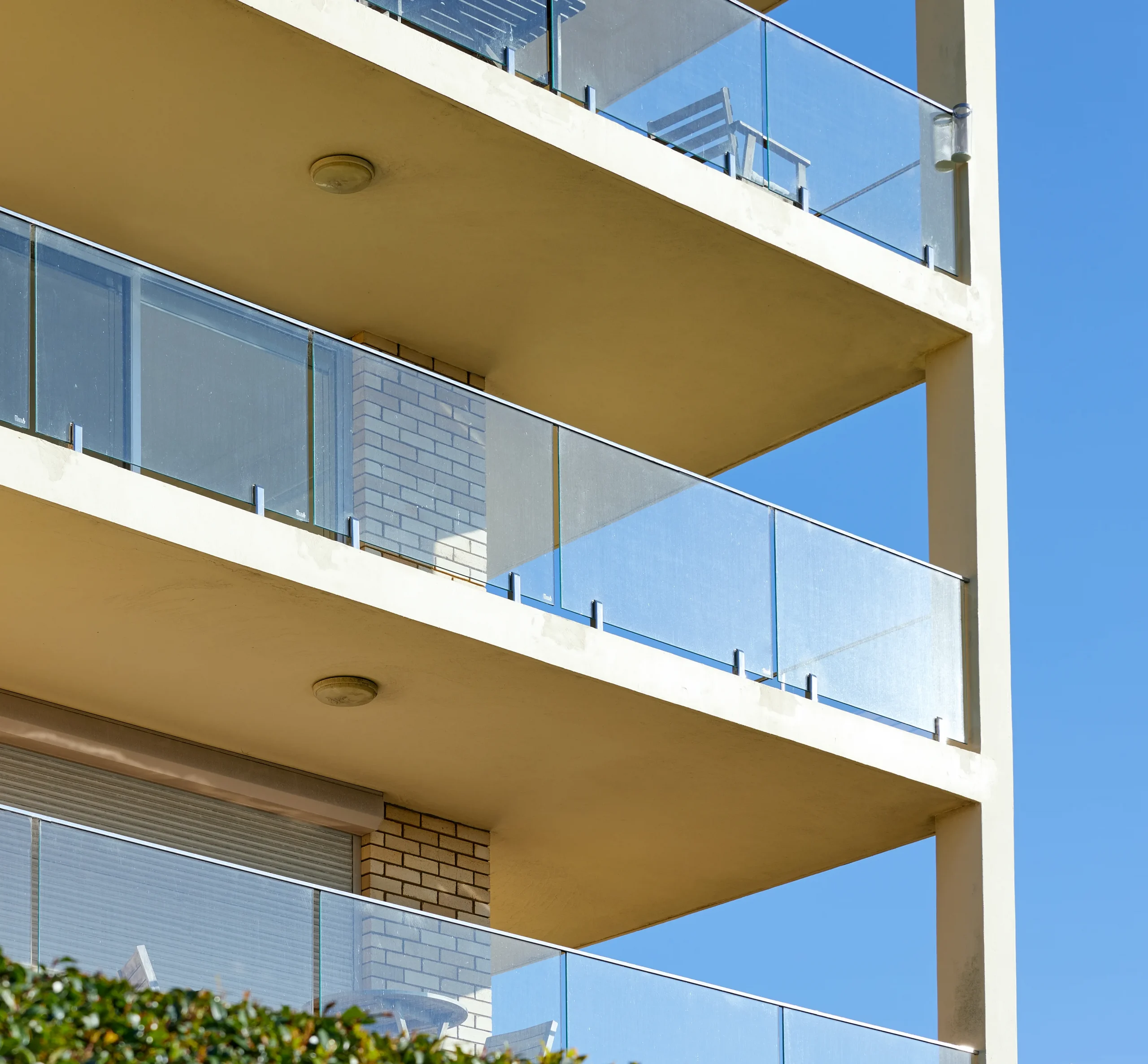 
								Stainless steel square spigot glass railing