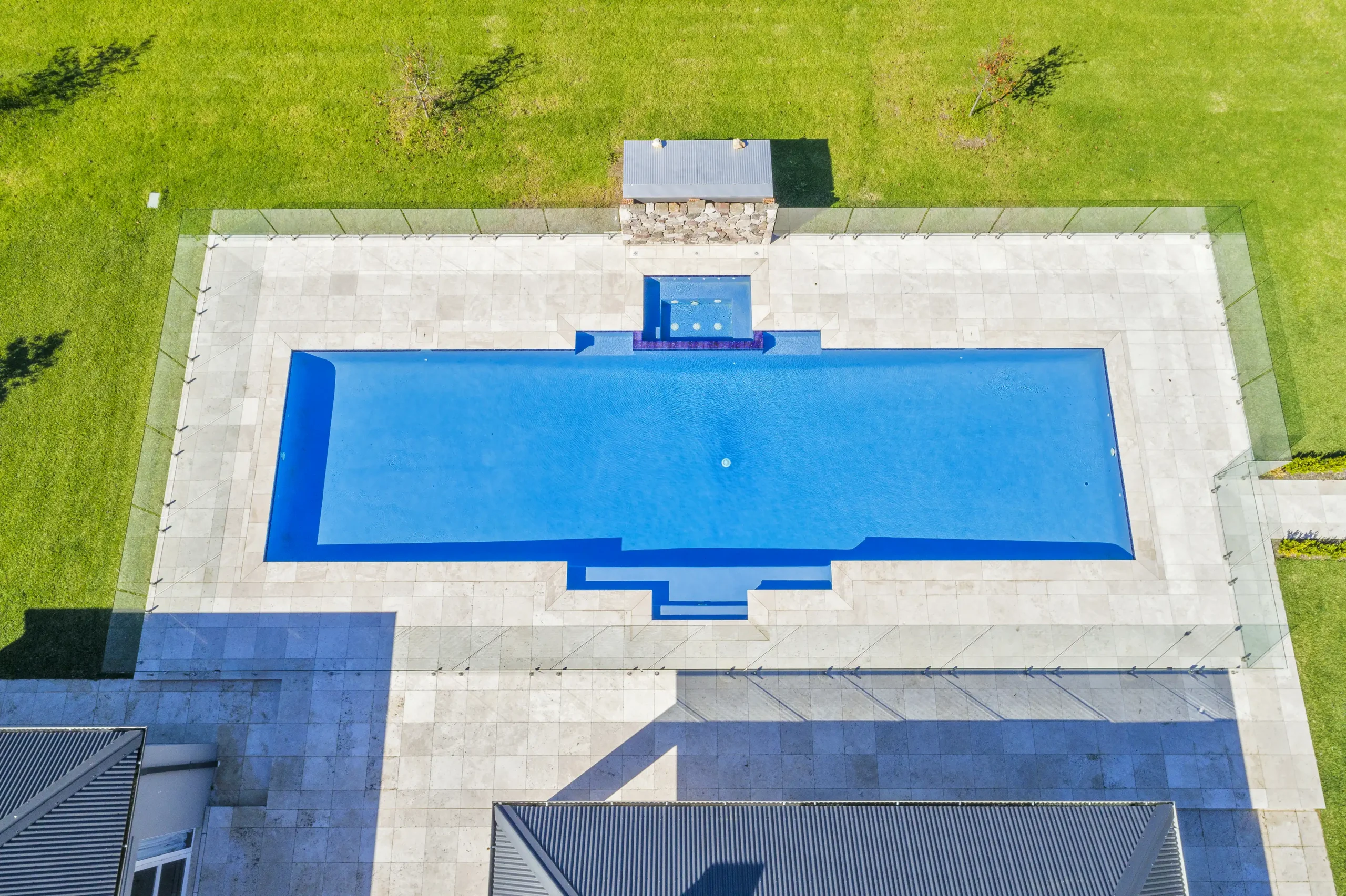
								Top view of frameless glass pool fencing