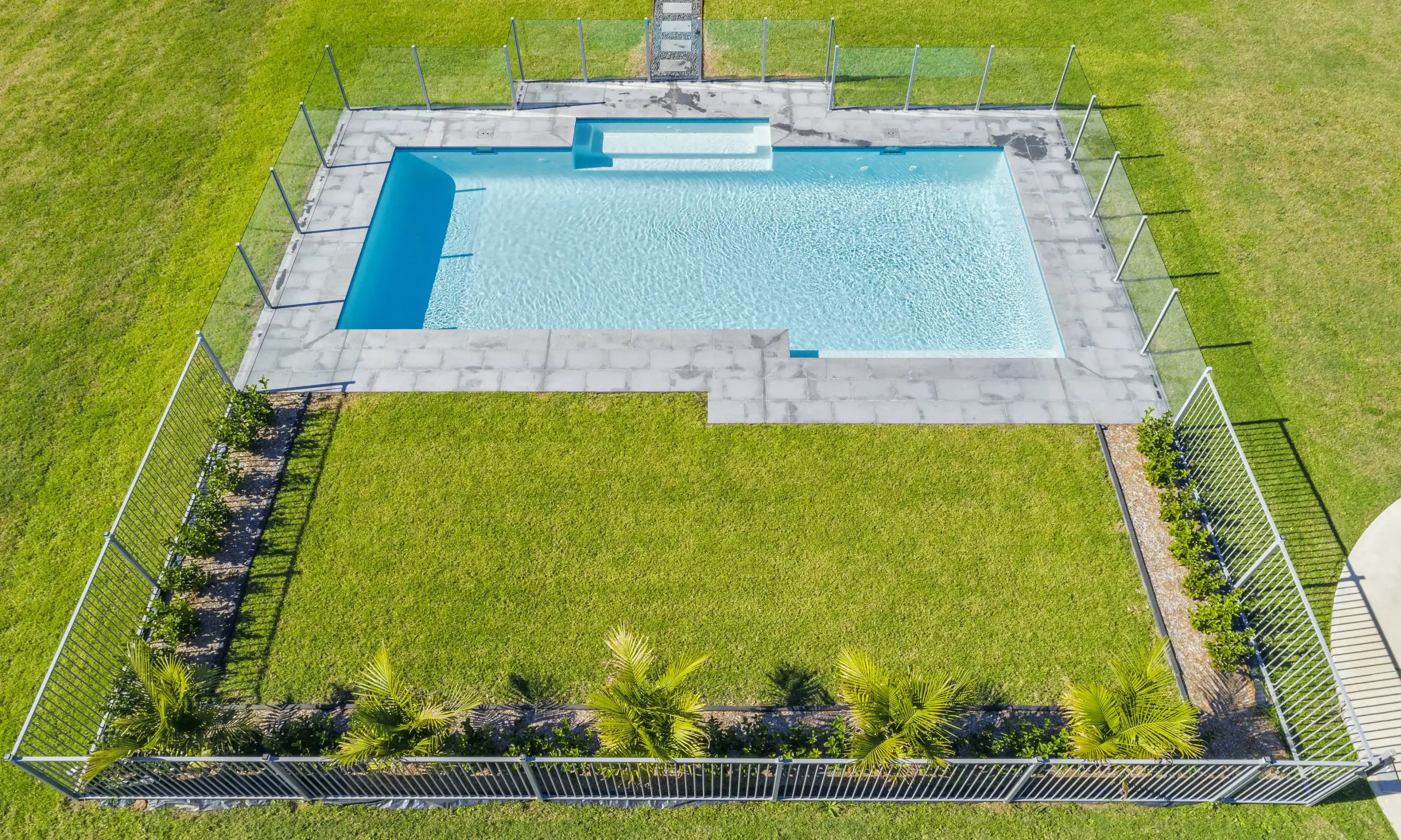 
								Top view of glass aluminium pool fencing