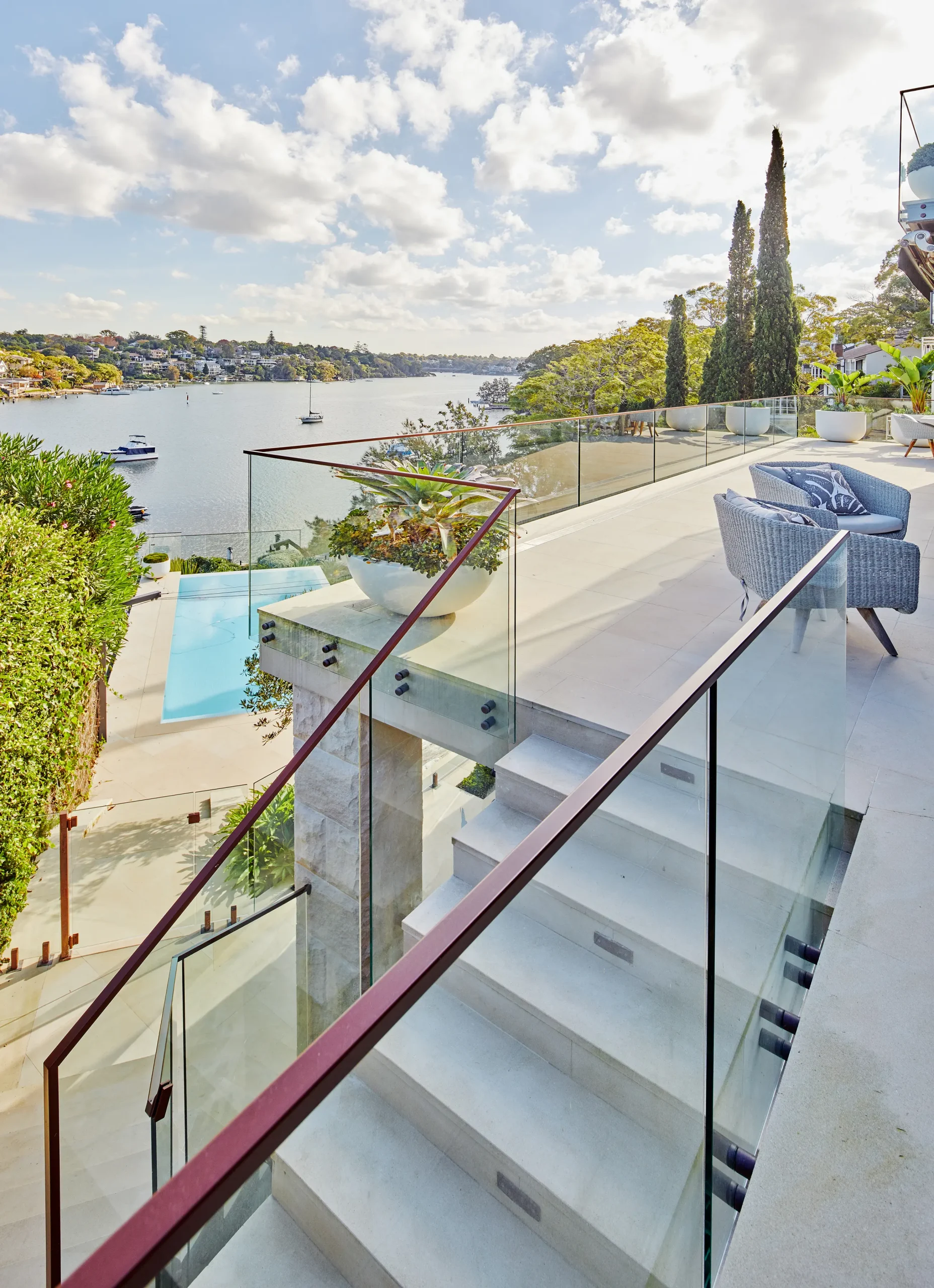
								frameless glass balustrade for stairs balcony