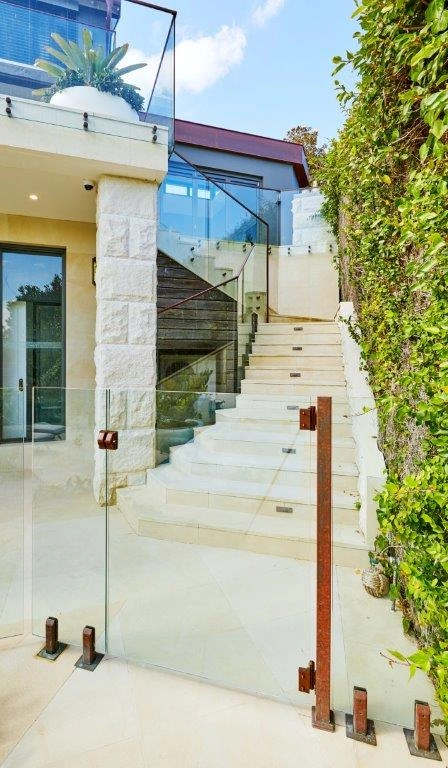 
								frameless glass balustrade for stairs