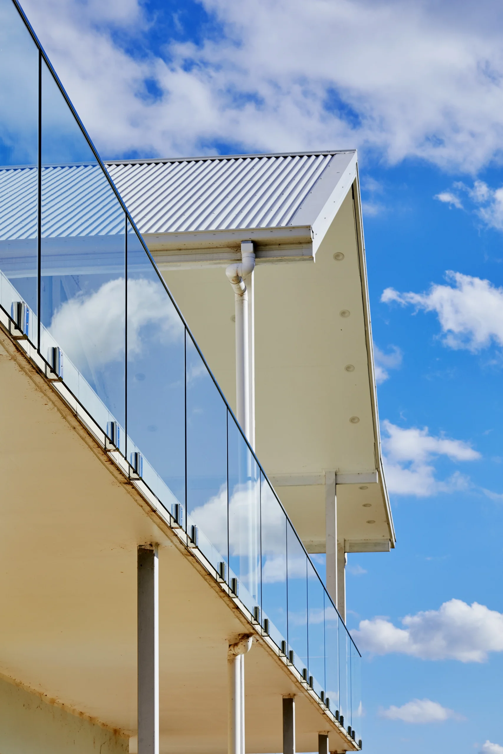 
								frameless glass balustrade with side mounted spigots