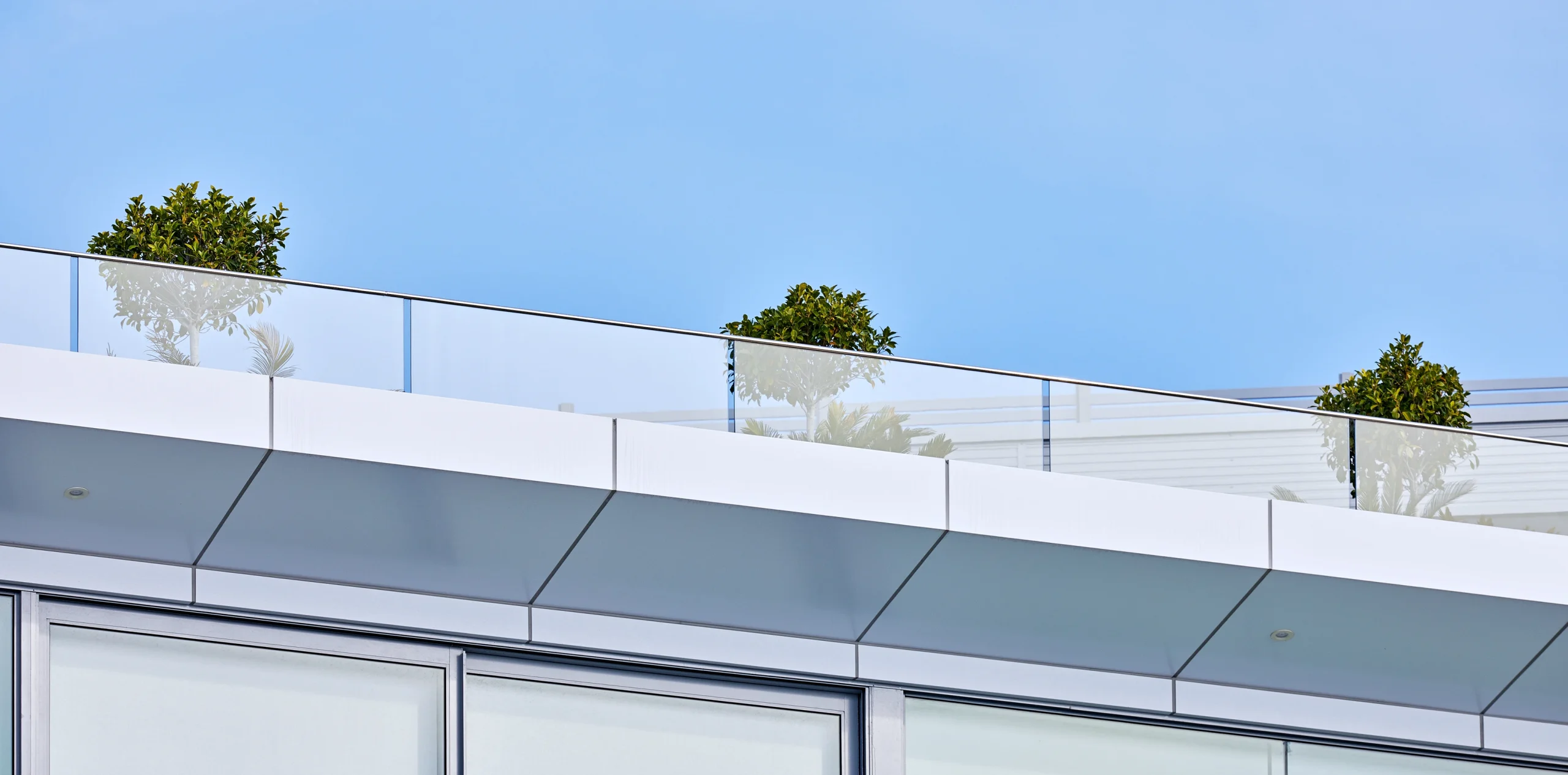 
								frameless glass balustrade with top rail