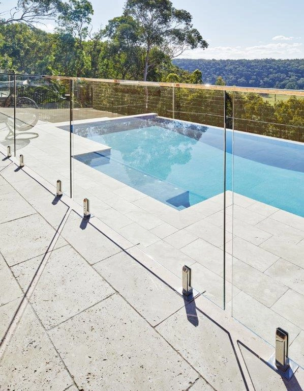 
								frameless pool fence