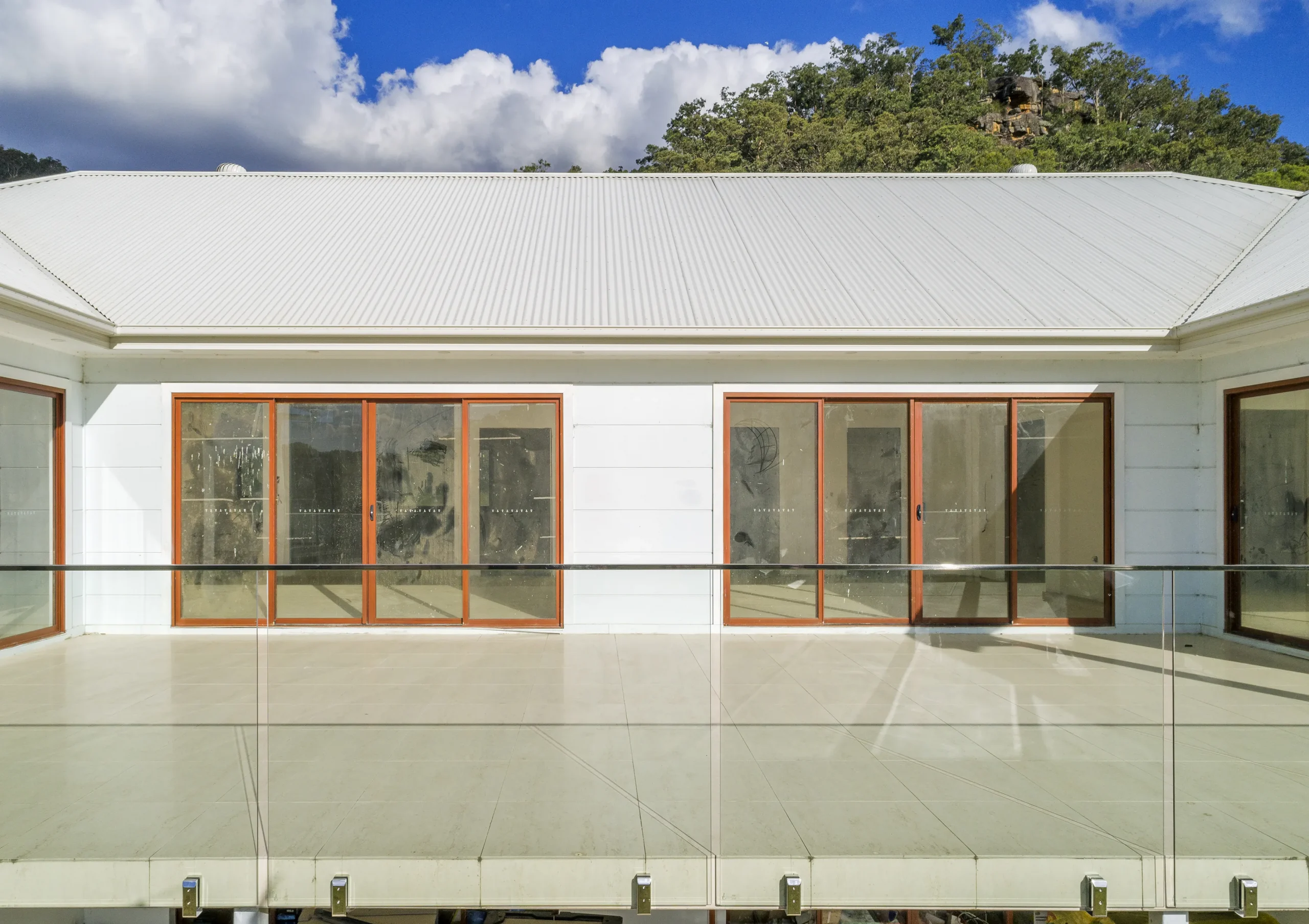 
								frameless steel glass balustrade